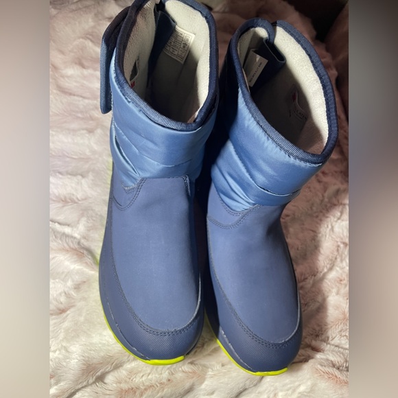 NEW WITHOUT BOX !! UGG Weather boots size 6 big kid - Picture 2 of 4